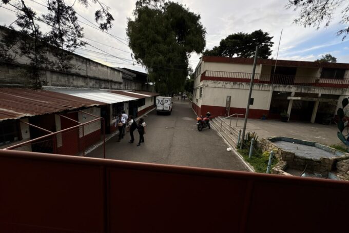 tras-forcejear-y-derribar-el-porton,-padres-retiran-a-sus-hijos-del-instituto-fischmann