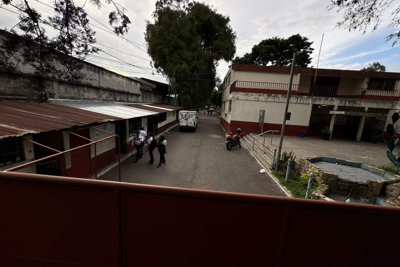 tras-forcejear-y-derribar-el-porton,-padres-retiran-a-sus-hijos-del-instituto-fischmann