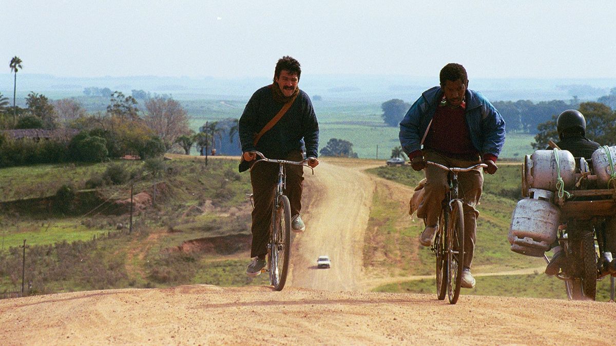 la-historia-detras-de-el-bano-del-papa,-la-pelicula-que-hizo-pedalear-a-cesar-troncoso,-que-“llego-a-la-gente-comun”-y-que-volvio-al-cine