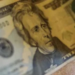 dolar-se-acerca-a-los-$1.000-por-petroleo-y-datos-de-eeuu