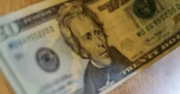 dolar-se-acerca-a-los-$1.000-por-petroleo-y-datos-de-eeuu
