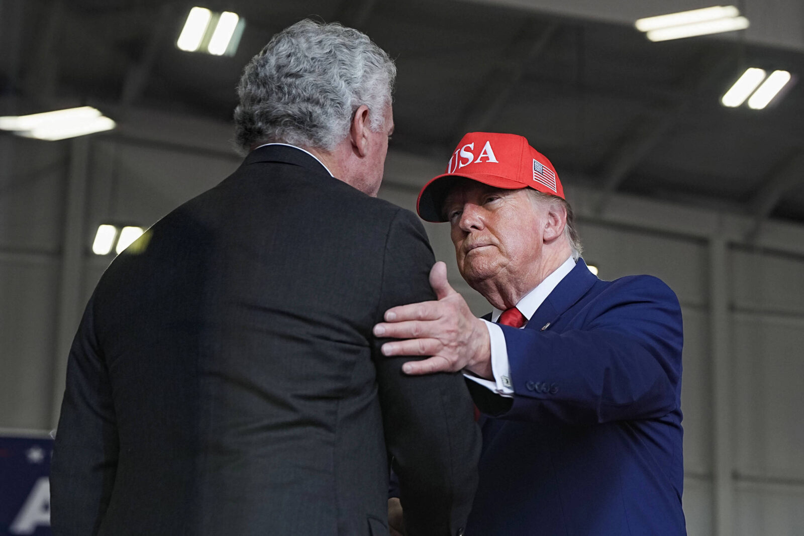 trump-nao-para-de-elogiar-corpos-masculinos-em-campanha-para-as-eleicoes