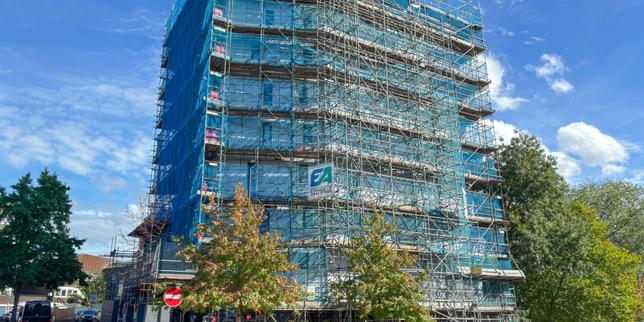 neuf-ans-apres-l’incendie-dramatique-de-la-tour-grenfell,-a-londres,-la-tres-lente-mise-aux-normes-des-immeubles-britanniques