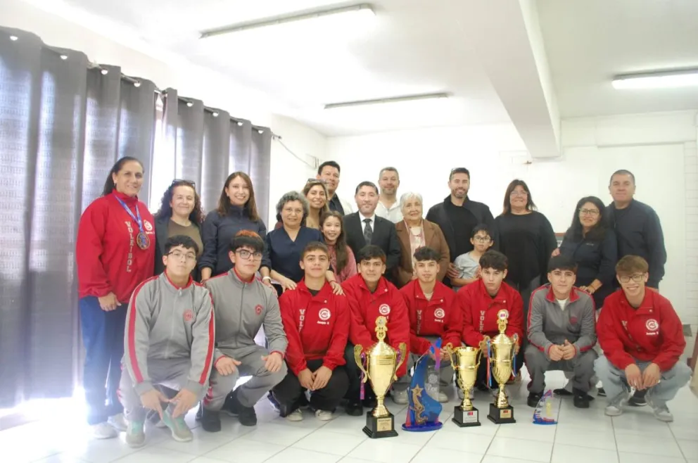 andres-bello-pampa-homenajea-a-sus-voleibolistas-por-bronce-nacional
