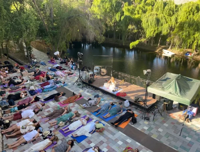 holistic-fest-vuelve-a-paihuano-con-yoga,-terapias-y-el-primer-concierto-en-chile-de-loli-cosmica