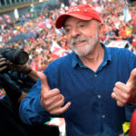 lula-fala-a-apoiadores-em-frente-a-sua-casa-em-sp:-‘voces-sao-mais-do-que-os-partidos-politicos’