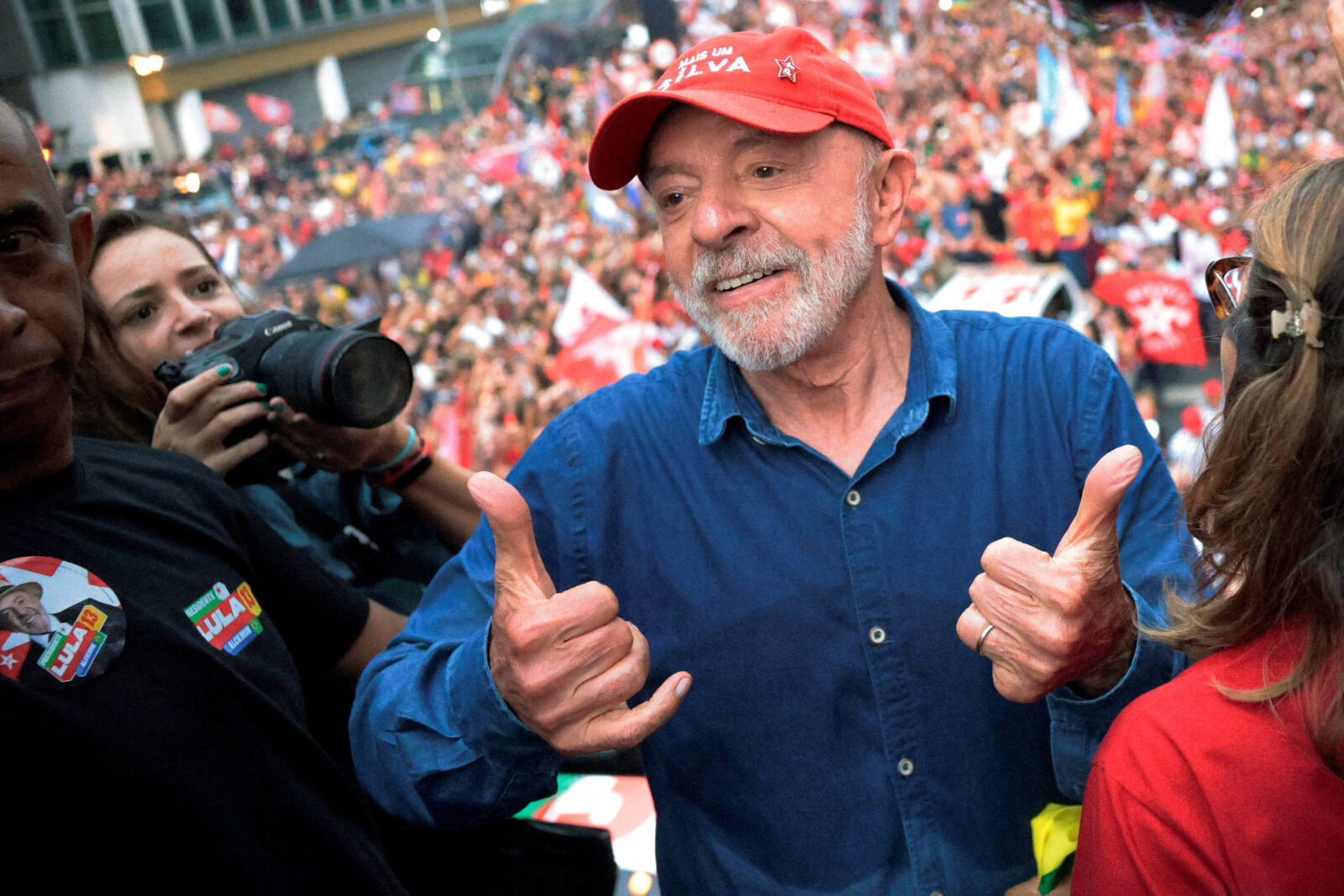 lula-fala-a-apoiadores-em-frente-a-sua-casa-em-sp:-‘voces-sao-mais-do-que-os-partidos-politicos’