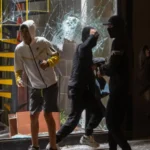 protesta-juvenil-en-barcelona-deriva-en-saqueos-e-incendios