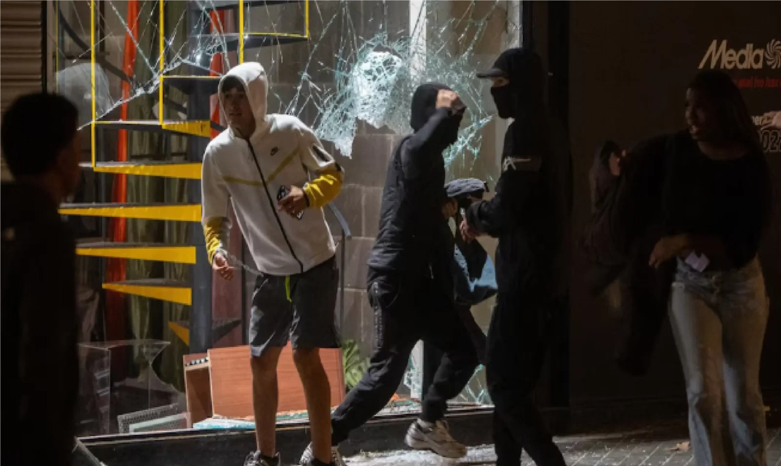 protesta-juvenil-en-barcelona-deriva-en-saqueos-e-incendios