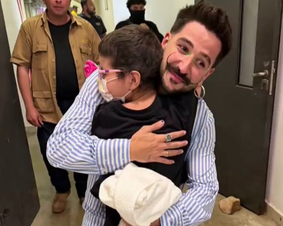 (video)-¡el-cantante-camilo-dio-un-alegron-a-una-mini-fan-que-vencio-al-cancer!