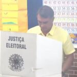 flavio-bolsonaro-vota-no-rio-e-pede-que-eleitores-comparecam-as-urnas