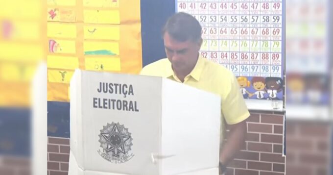 flavio-bolsonaro-vota-no-rio-e-pede-que-eleitores-comparecam-as-urnas