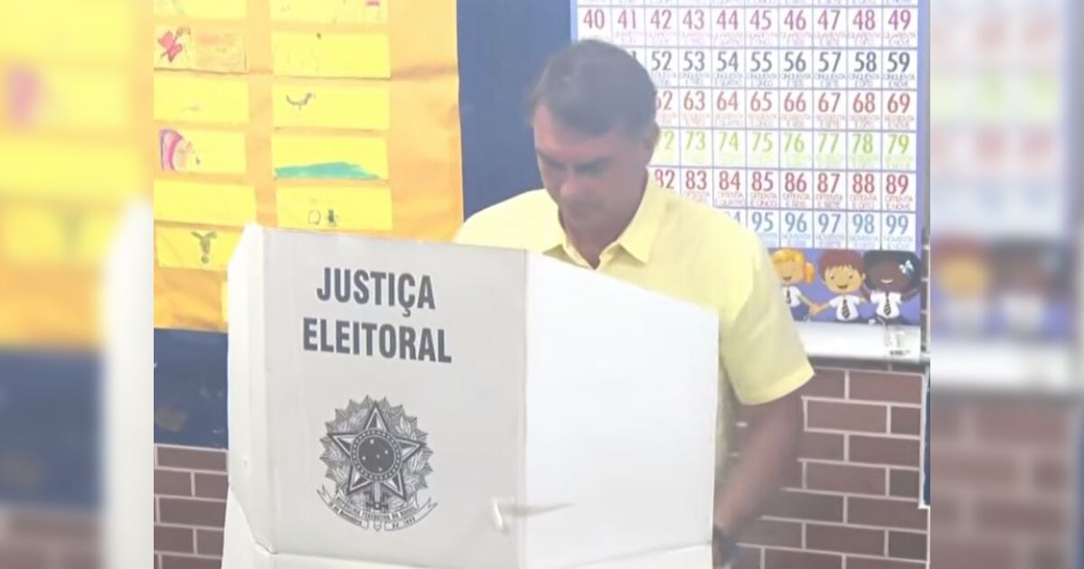 flavio-bolsonaro-vota-no-rio-e-pede-que-eleitores-comparecam-as-urnas