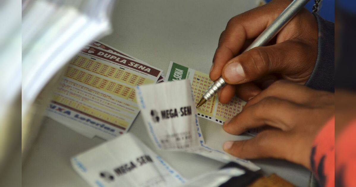 mega-sena-acumula-e-premio-vai-a-r$-300-milhoes;-12-apostas-do-pr-acertam-na-quina