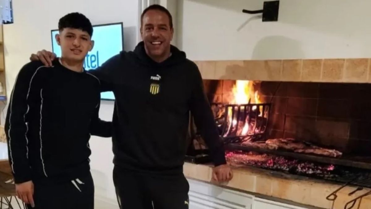 ignacio-ruglio-arropo-a-leonel-jaime-tras-su-llanto-ante-juventud-con-un-asado-en-punta-del-este-en-el-momento-mas-dificil-del-juvenil-en-penarol