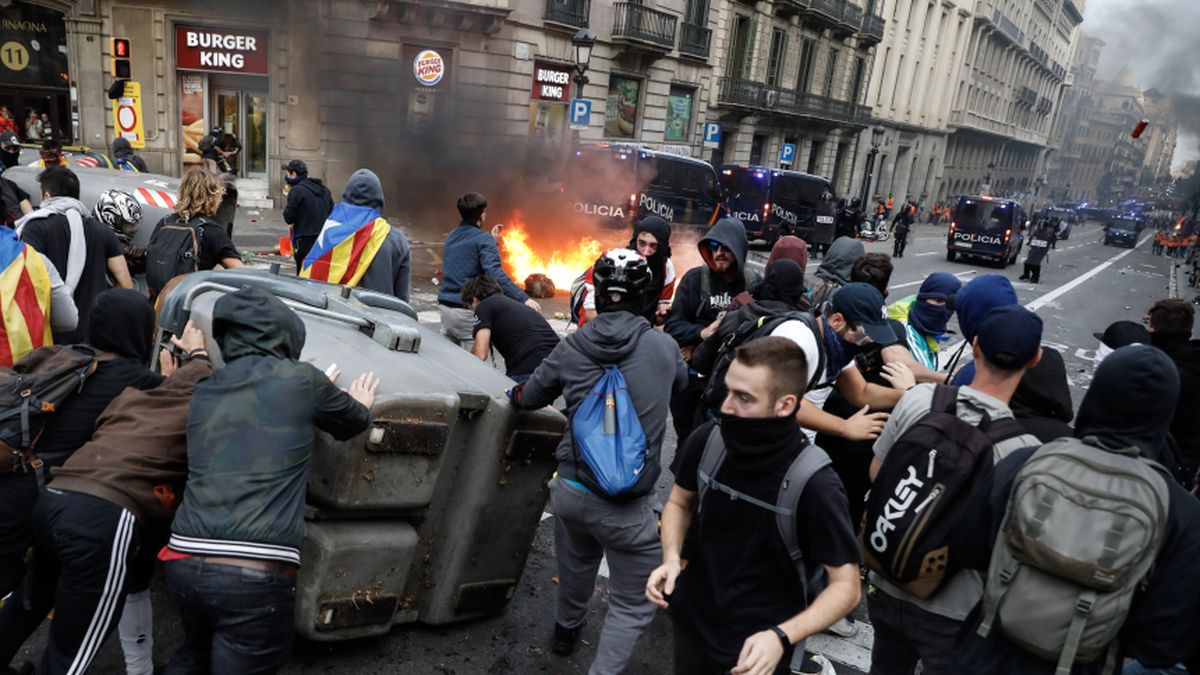 la-violencia-de-las-calles-francesas-llego-a-espana:-saqueos-a-comercios,-ataques-a-la-policia-y-128-detenidos-en-barcelona