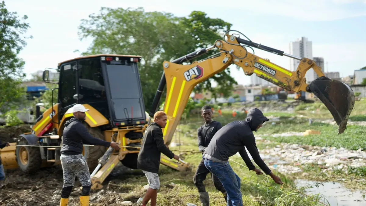cartagena-atiende-emergencia-por-lluvias:-intervienen-canales-con-maquinaria-pesada-y-realizan-censo-de-familias-afectadas