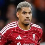 locura-en-anfield:-el-increible-despeje-de-cabeza-desde-el-suelo-de-ronald-araujo-para-liverpool-que-asombra-al-mundo;-mira-el-video