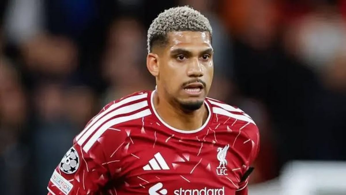 locura-en-anfield:-el-increible-despeje-de-cabeza-desde-el-suelo-de-ronald-araujo-para-liverpool-que-asombra-al-mundo;-mira-el-video