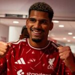 “ronald-araujo-sostiene-a-liverpool”-y-fue-“excelente”:-medios-ingleses-y-espanoles-dan-el-aplauso-unanime-a-su-entrega-por-la-que-fue-“el-jugador-del-partido”
