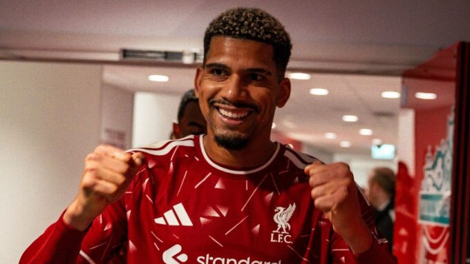 “ronald-araujo-sostiene-a-liverpool”-y-fue-“excelente”:-medios-ingleses-y-espanoles-dan-el-aplauso-unanime-a-su-entrega-por-la-que-fue-“el-jugador-del-partido”