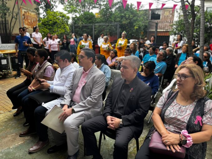 en-diferentes-centros-asistenciales-de-la-xiii-region-sanitaria-capital-se-realizaron-eventos-en-conmemoracion-del-octubre-rosa