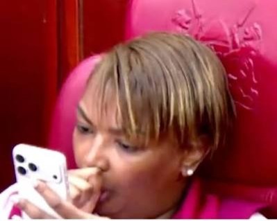 (video)-¡senadora-de-kenia-filmada-chupandose-el-dedo-en-plena-sesion!