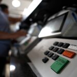 tse-comeca-a-totalizar-votos,-mesmo-com-decisao-de-zanin,-e-depois-paralisa
