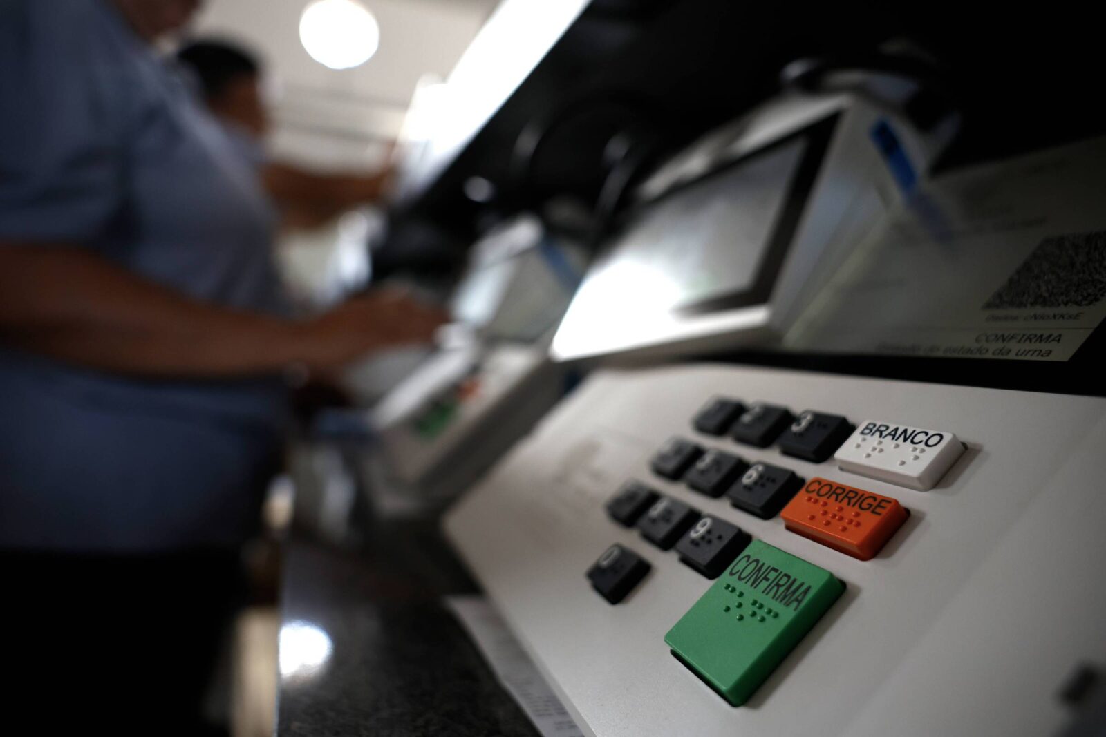 tse-comeca-a-totalizar-votos,-mesmo-com-decisao-de-zanin,-e-depois-paralisa