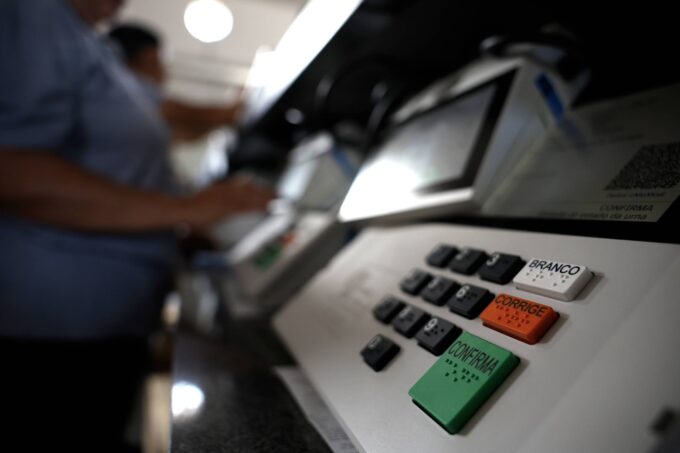 tse-comeca-a-totalizar-votos,-mesmo-com-decisao-de-zanin,-e-depois-paralisa