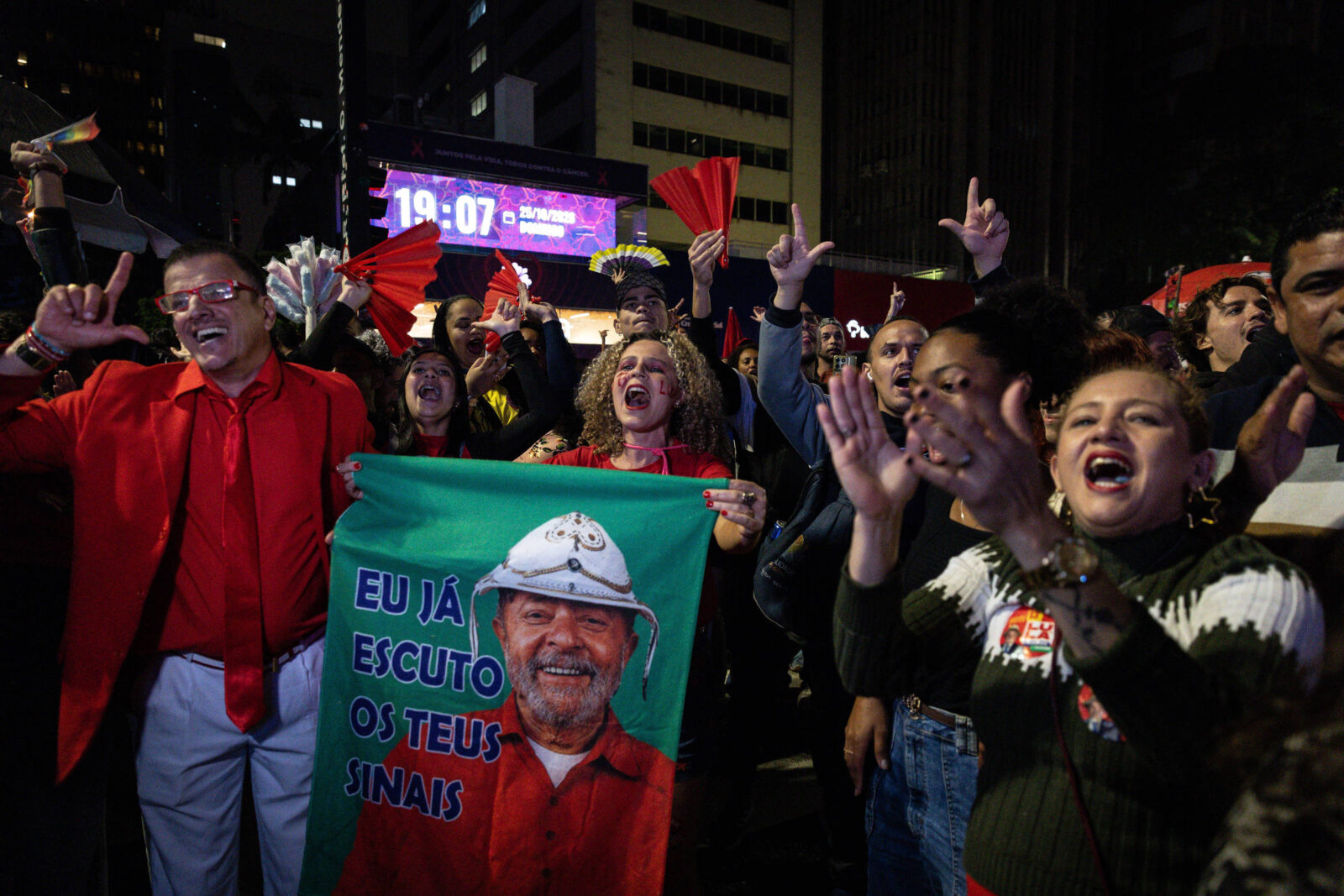 eleitores-de-lula-comemoram-na-avenida-paulista;-veja-video