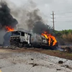 tras-accidente,-bomberos-controlan-incendio-de-dos-cisternas