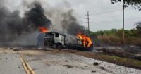 tras-accidente,-bomberos-controlan-incendio-de-dos-cisternas