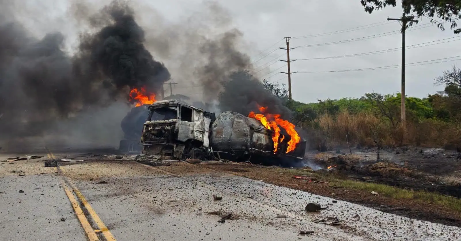 tras-accidente,-bomberos-controlan-incendio-de-dos-cisternas