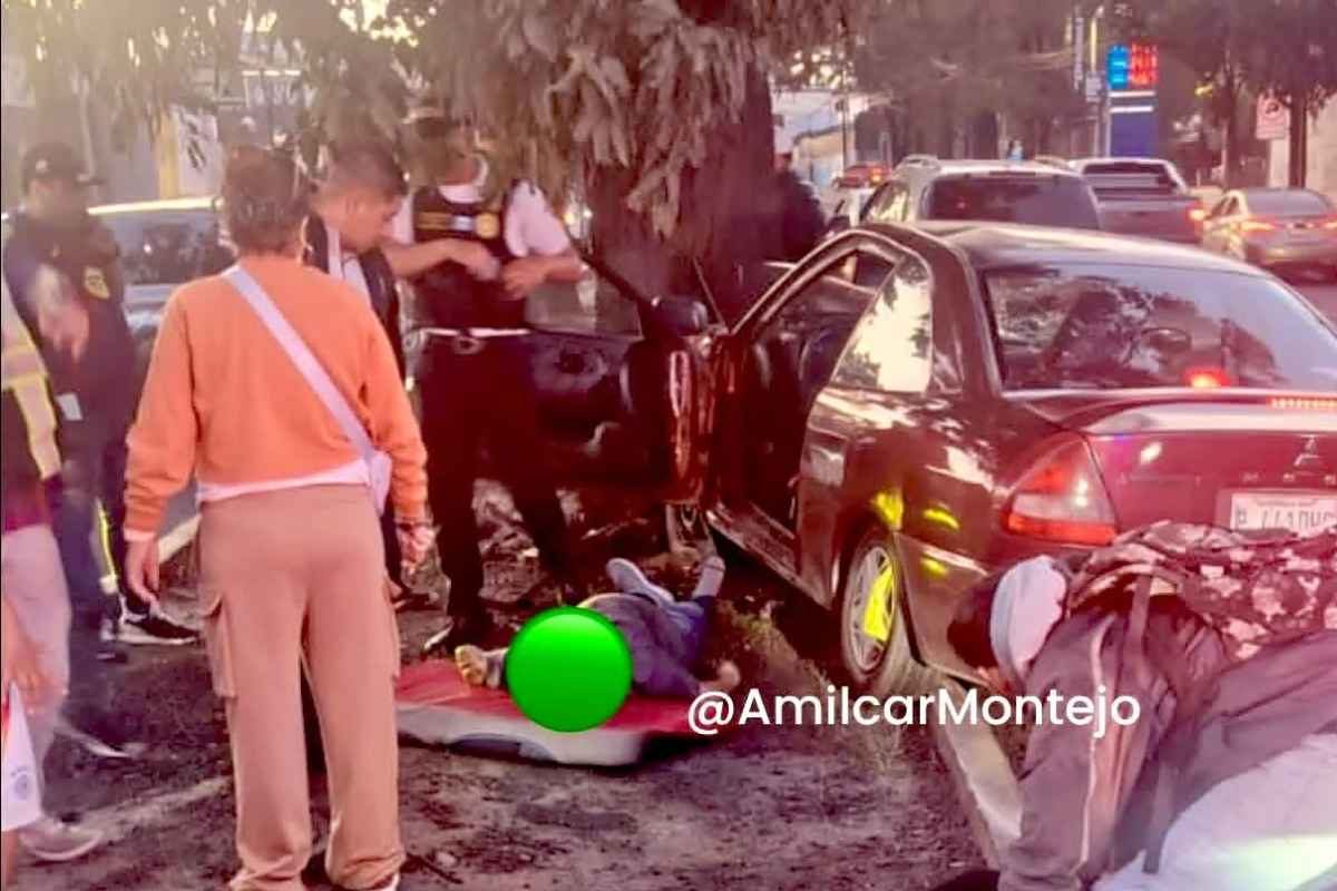 vehiculo-queda-empotrado-en-el-kilometro-7-de-la-ruta-al-atlantico;-reportan-varios-heridos