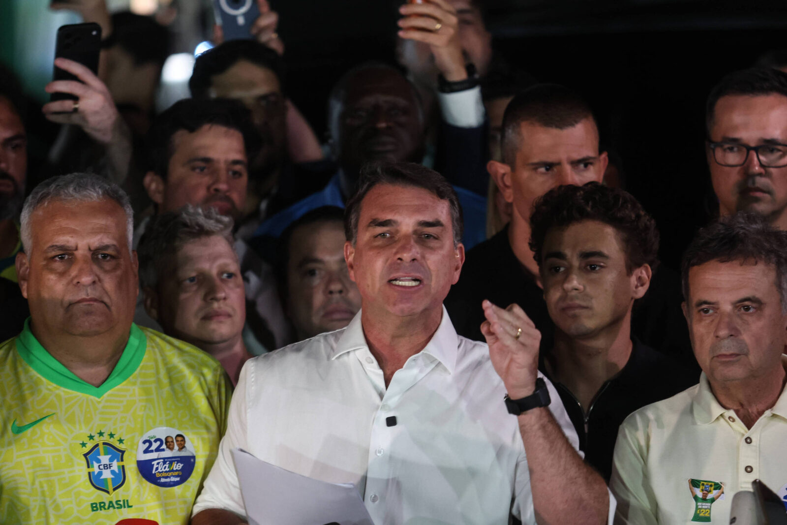 tse-desmente-flavio-bolsonaro-e-diz-que-nao-retirou-fiscais-do-pl-de-sala-cofre