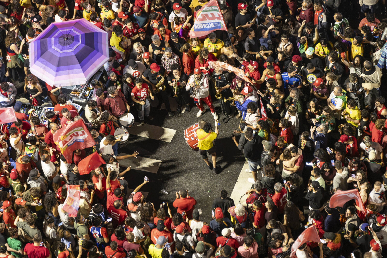 petistas-comemoram-vitoria-de-lula,-e-bolsonaristas-contestam-resultado