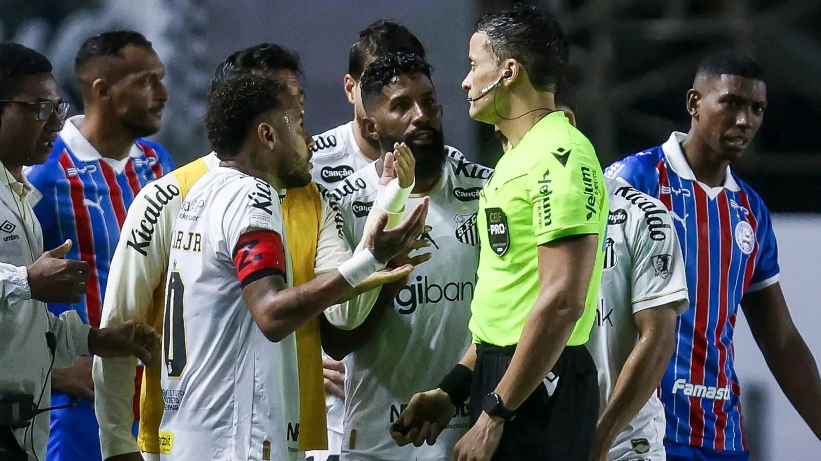 (video)-la-“regla-vinicius”-le-costo-una-roja-a-neymar