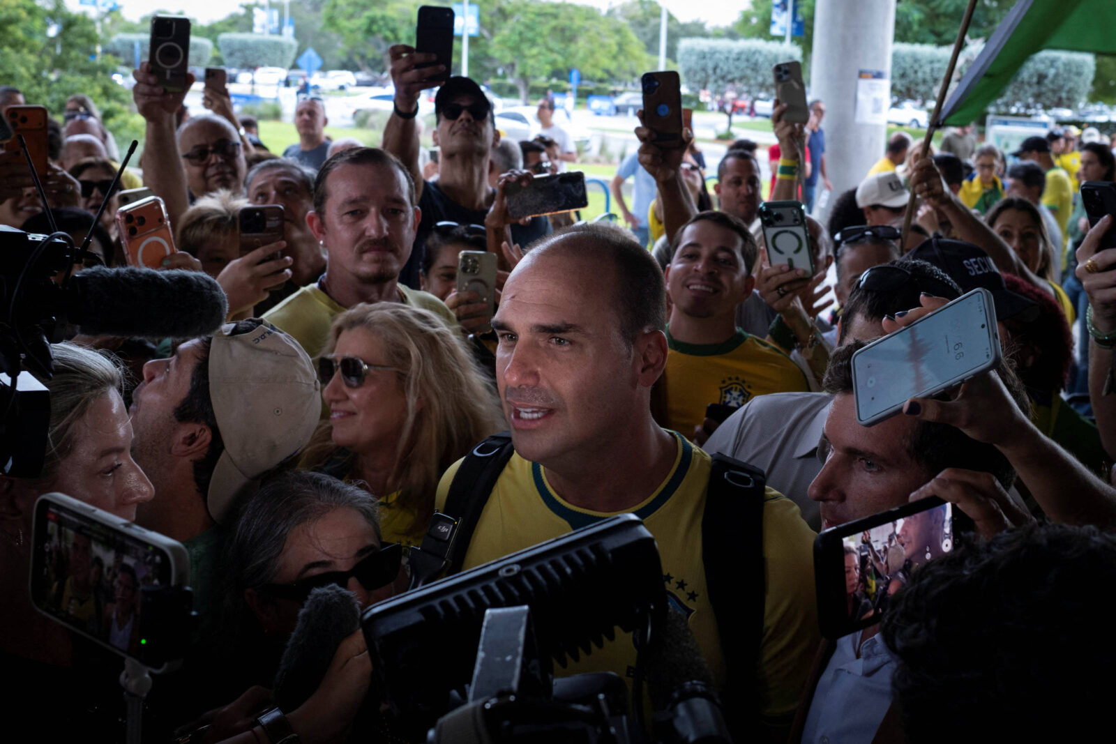 eduardo-bolsonaro-pede-que-comunidade-internacional-nao-aceite-vitoria-de-lula-e-pressione-por-anulacao