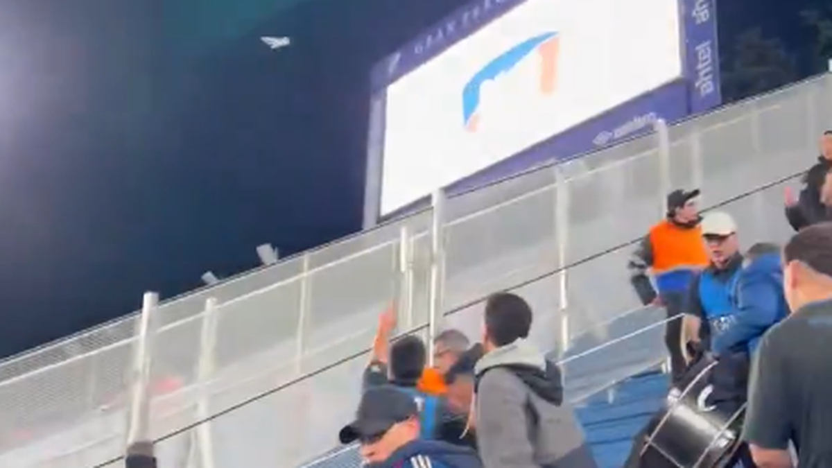 hinchas-de-liverpool-denunciaron-con-videos-que-les-tiraron-petacas-desde-sector-de-nacional-en-el-gran-parque-central;-mira-las-imagenes