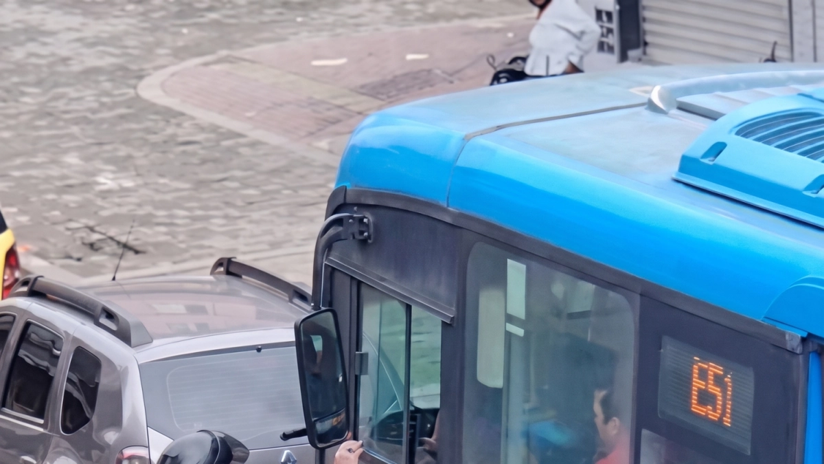 video-|-motociclista-ataco-a-un-conductor-de-un-bus-del-mio:-un-nuevo-capitulo-de-la-intolerancia-que-asedia-al-transporte-masivo-en-cali