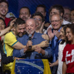 foto-da-vitoria-de-lula-tem-‘troca-de-guarda’-com-2022;-veja-quem-entrou-e-quem-saiu