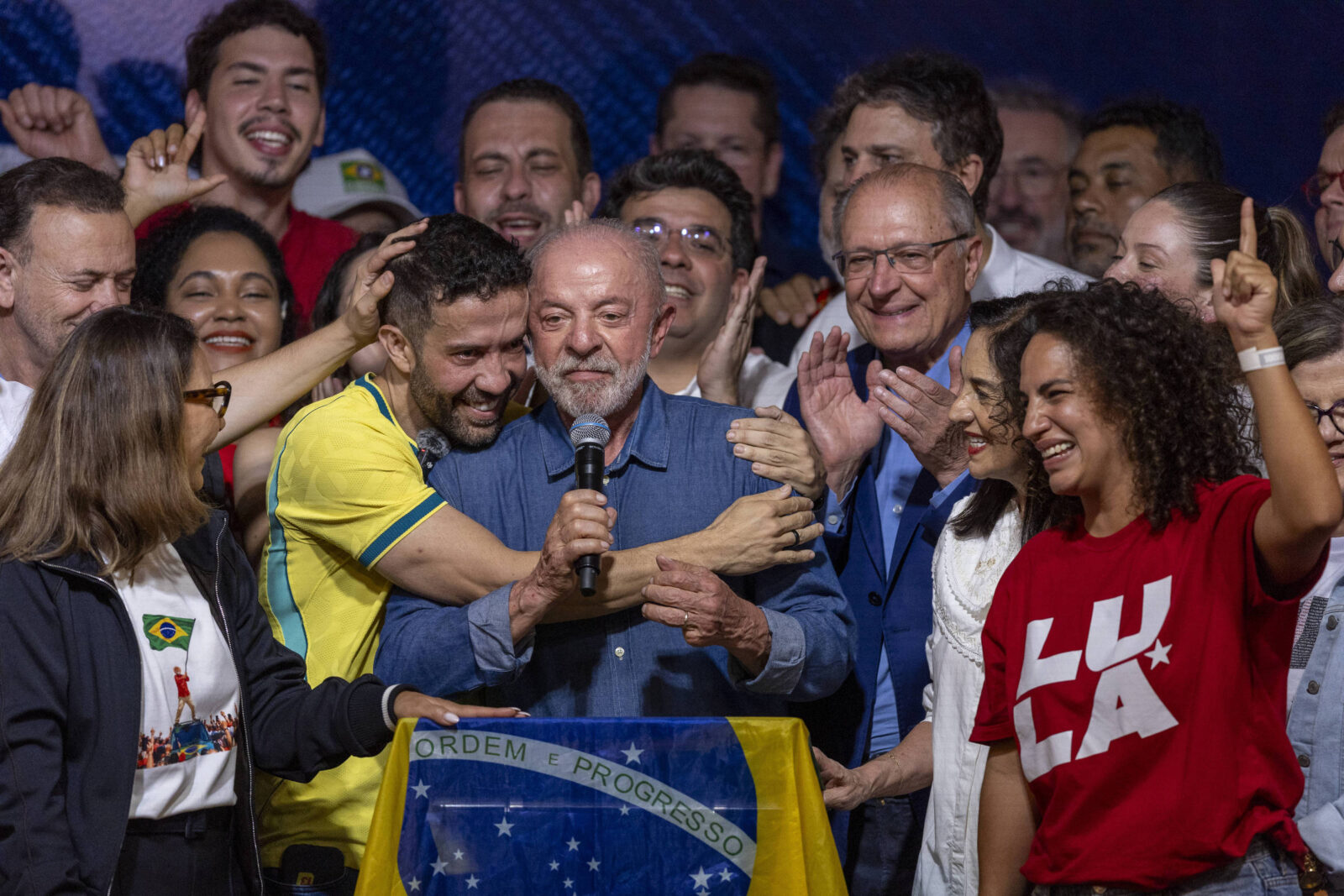 foto-da-vitoria-de-lula-tem-‘troca-de-guarda’-com-2022;-veja-quem-entrou-e-quem-saiu