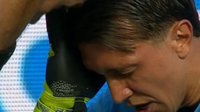 susto-en-argentina:-fernando-muslera-se-mareo-y-casi-se-desmaya-en-el-partido-entre-estudiantes-y-union-de-santa-fe;-mira-el-video