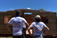 jovenes-omba’apo-para-hacer-casas-a-los-necesitados