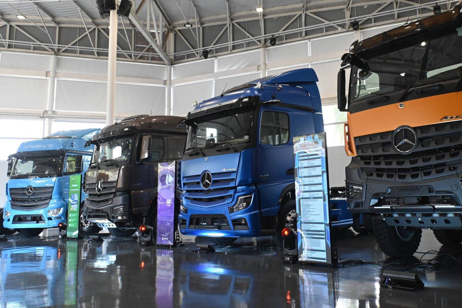 aos-70,-mercedes-reforca-portfolio-de-caminhoes-para-construcao,-agronegocio-e-ecommerce