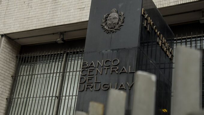 bcu-crea-una-unidad-de-salud-financiera-para-abordar-el-endeudamiento,-la-dolarizacion-y-la-baja-diversificacion-del-ahorro