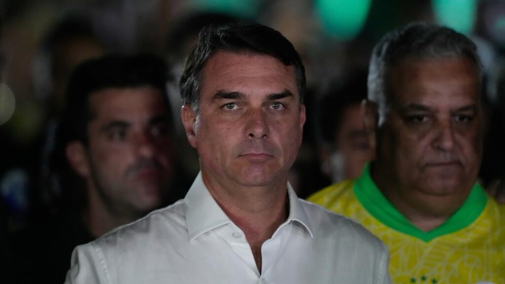 urgente:-hay-un-avion-retenido-en-puerto-iguazu,-sospechan-que-flavio-bolsonaro-intentaba-huir-a-los-eeuu.