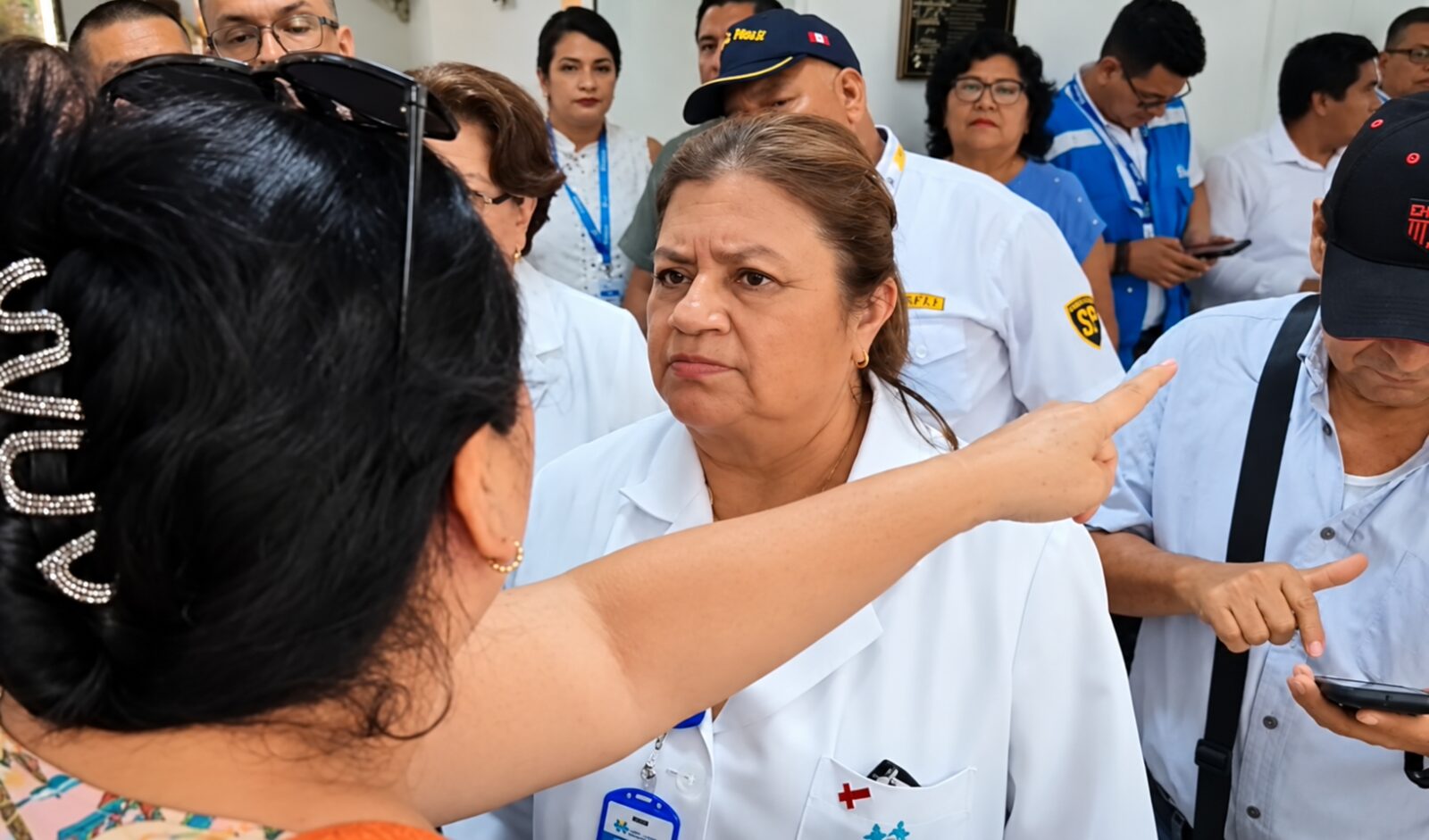 “no-hay-medicamentos”:-pacientes-increpan-a-presidenta-de-essalud-durante-visita-a-hospital-de-piura