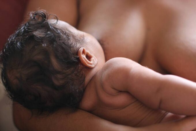 maes-que-doam-leite-nao-enfrentam-riscos-adicionais-a-saude-dos-ossos,-mostra-estudo